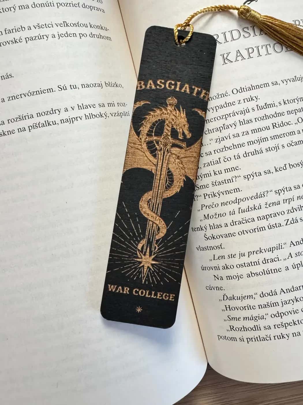 Dřevěná záložka: Akademie Basgiath